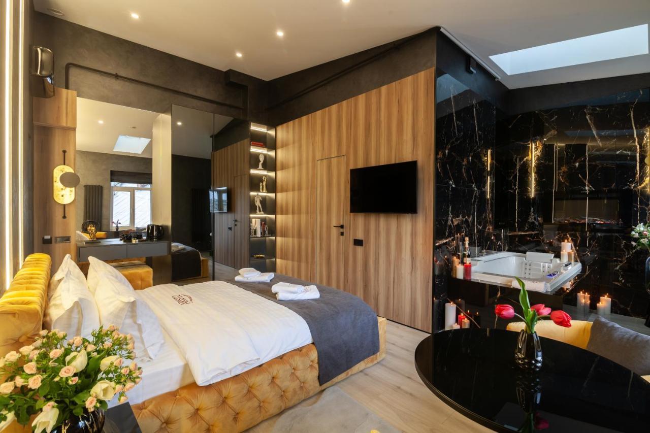 Aristo Jacuzzi Hotel Lviv Exteriör bild