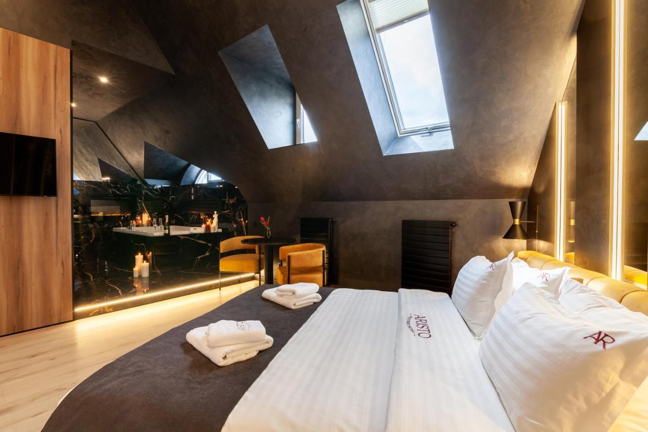 Aristo Jacuzzi Hotel Lviv Exteriör bild