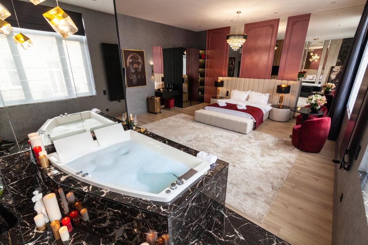 Aristo Jacuzzi Hotel Lviv Exteriör bild