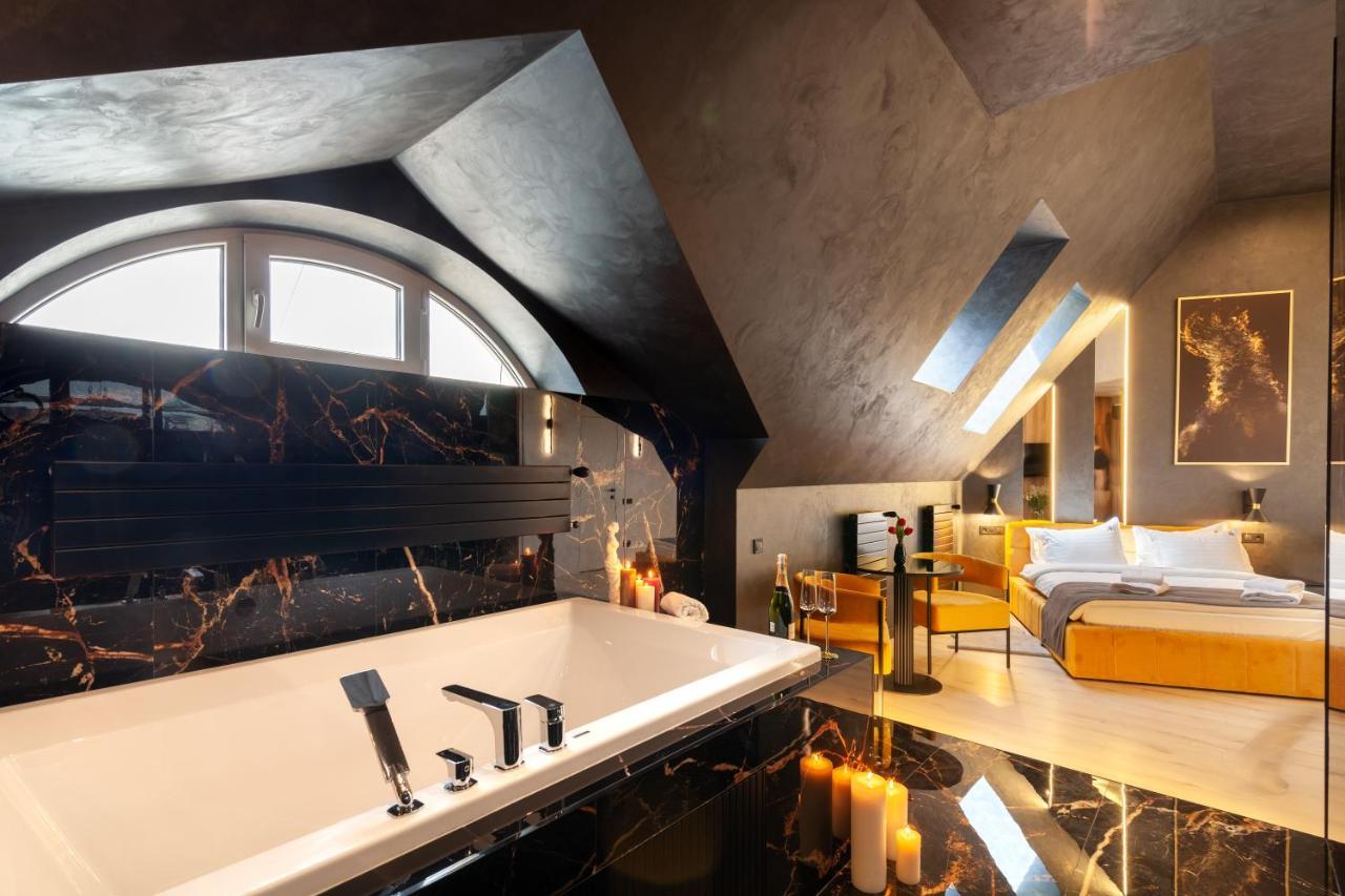 Aristo Jacuzzi Hotel Lviv Exteriör bild