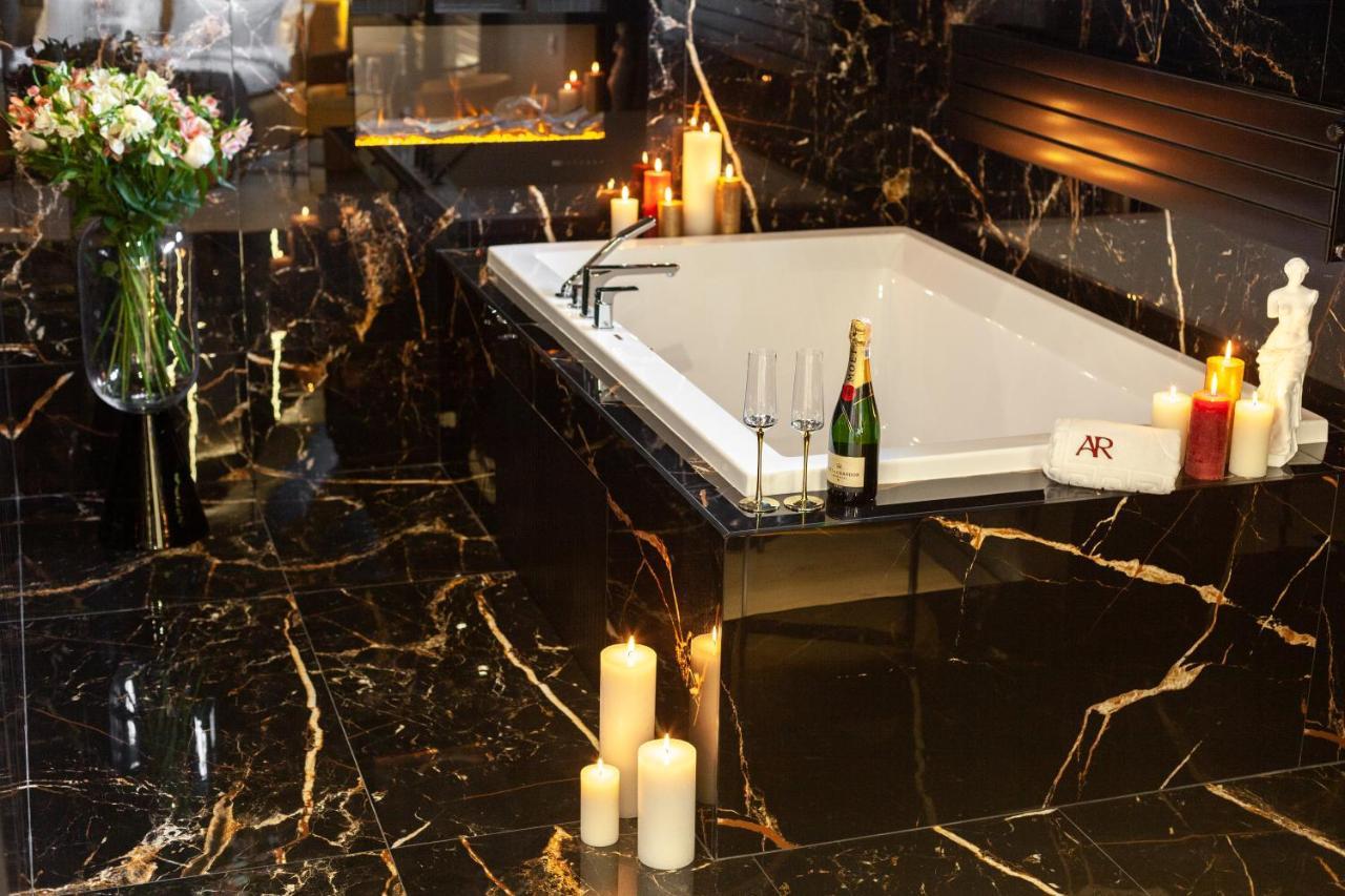 Aristo Jacuzzi Hotel Lviv Exteriör bild