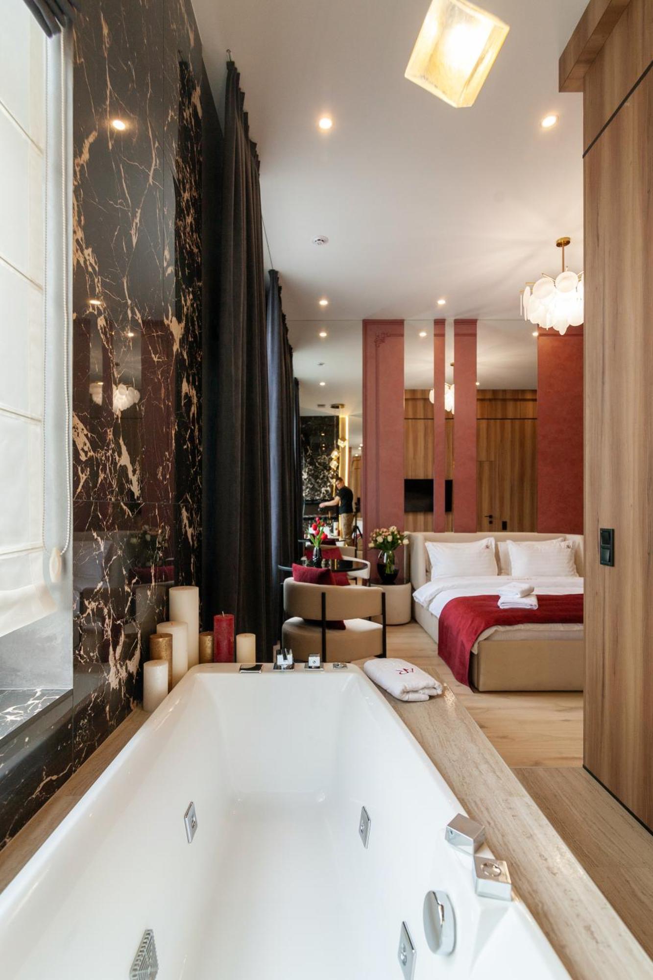 Aristo Jacuzzi Hotel Lviv Exteriör bild