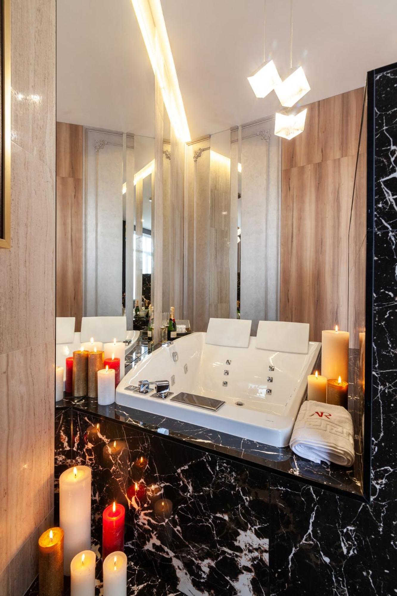 Aristo Jacuzzi Hotel Lviv Exteriör bild