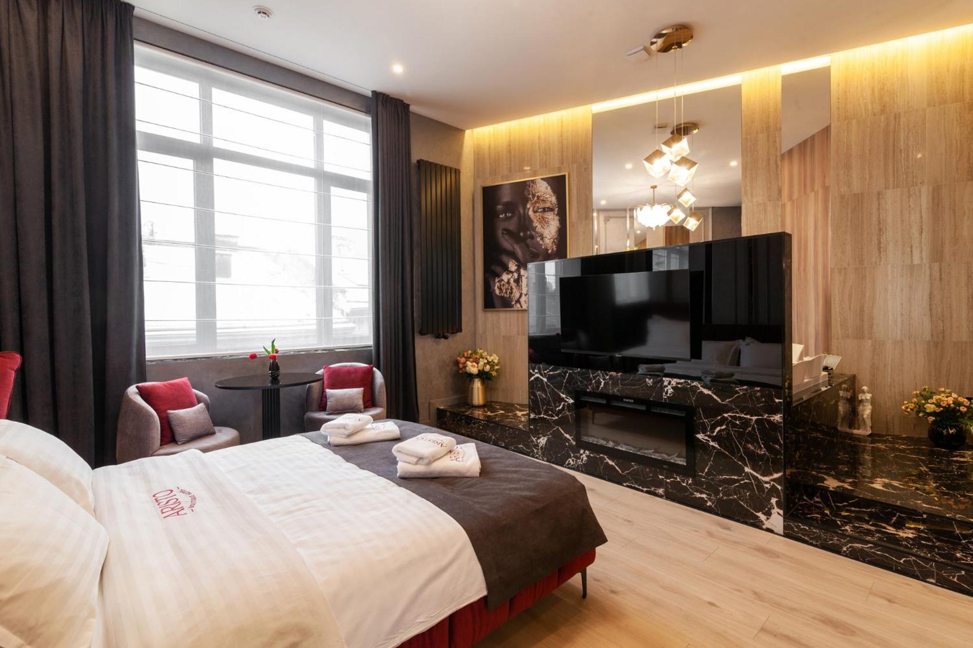 Aristo Jacuzzi Hotel Lviv Exteriör bild