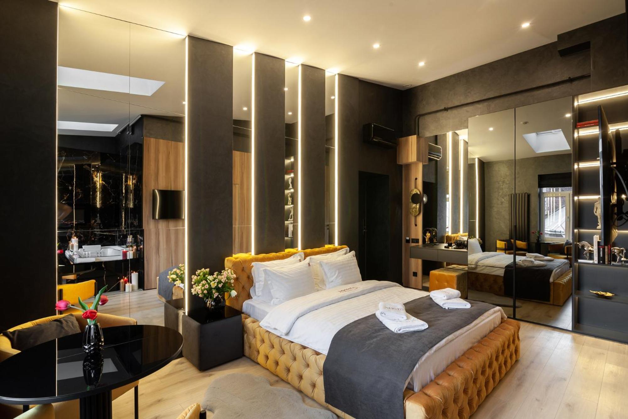 Aristo Jacuzzi Hotel Lviv Exteriör bild
