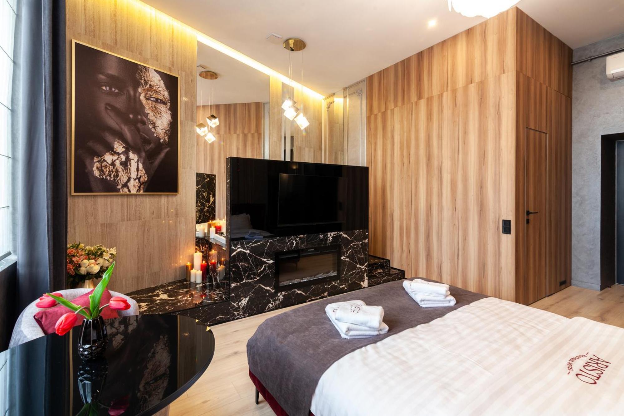 Aristo Jacuzzi Hotel Lviv Exteriör bild