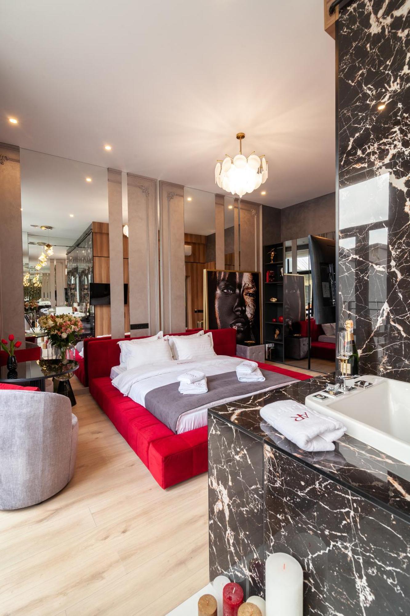 Aristo Jacuzzi Hotel Lviv Exteriör bild